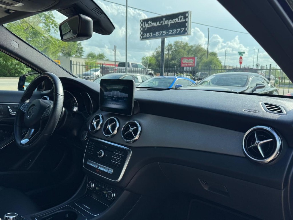 Mercedes-Benz GLA 250 Vehicle Full-screen Gallery Image 13