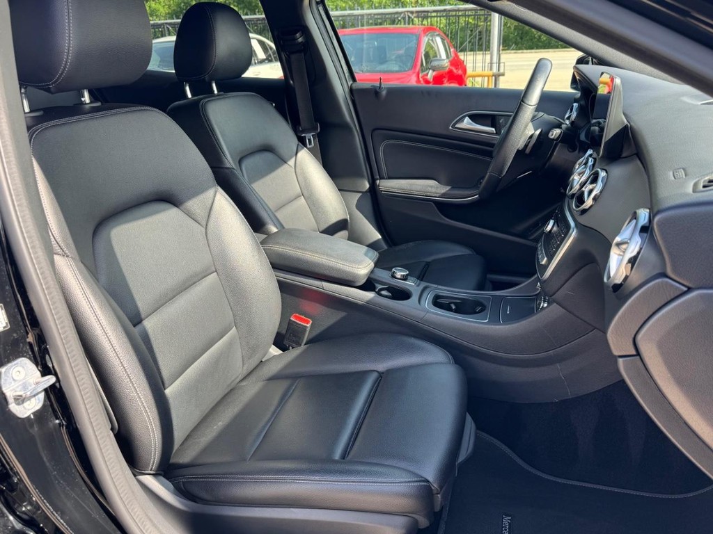 Mercedes-Benz GLA 250 Vehicle Full-screen Gallery Image 14