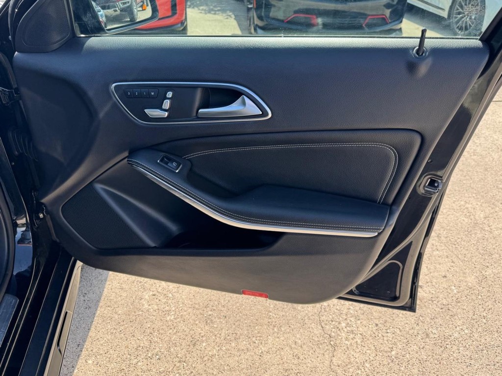 Mercedes-Benz GLA 250 Vehicle Full-screen Gallery Image 15