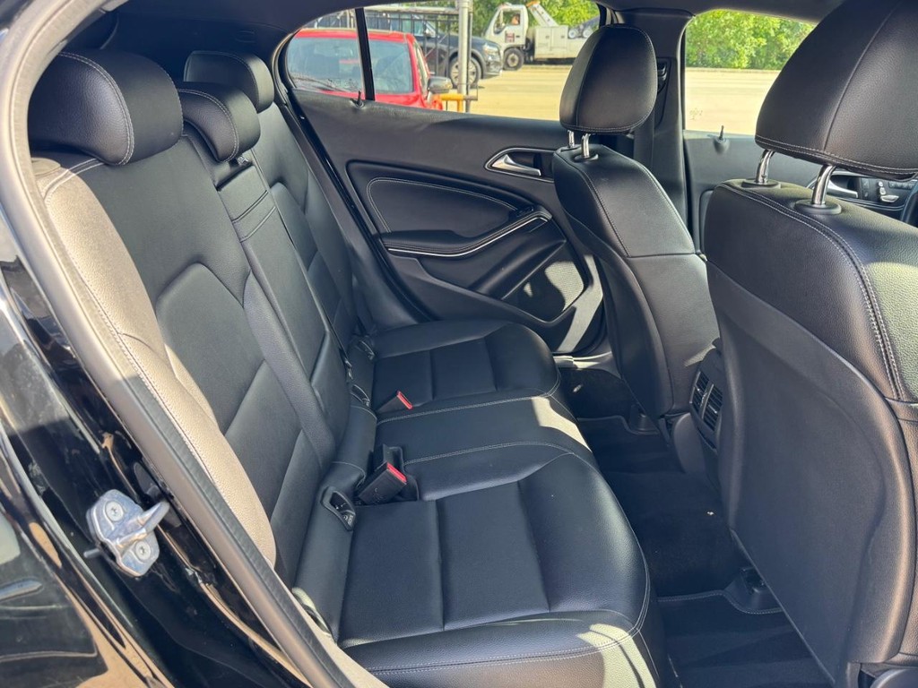 Mercedes-Benz GLA 250 Vehicle Full-screen Gallery Image 16