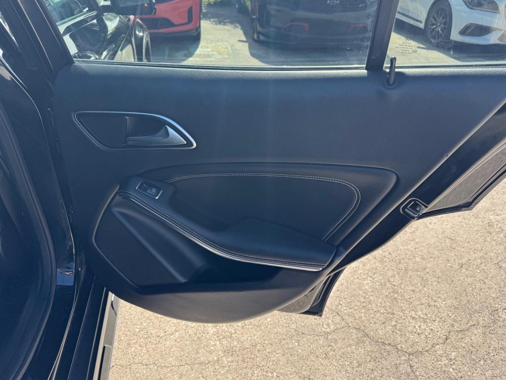 Mercedes-Benz GLA 250 Vehicle Full-screen Gallery Image 17