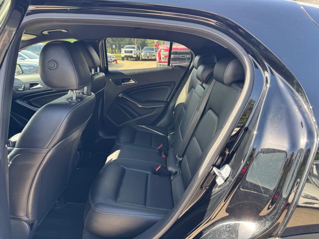 Mercedes-Benz GLA 250 Vehicle Full-screen Gallery Image 18