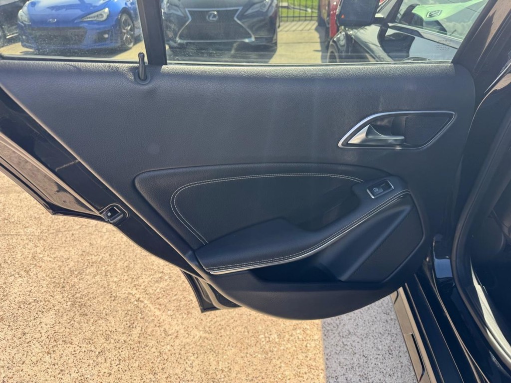 Mercedes-Benz GLA 250 Vehicle Full-screen Gallery Image 19