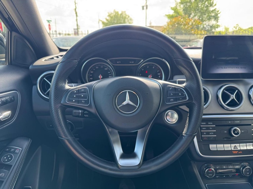 Mercedes-Benz GLA 250 Vehicle Full-screen Gallery Image 20