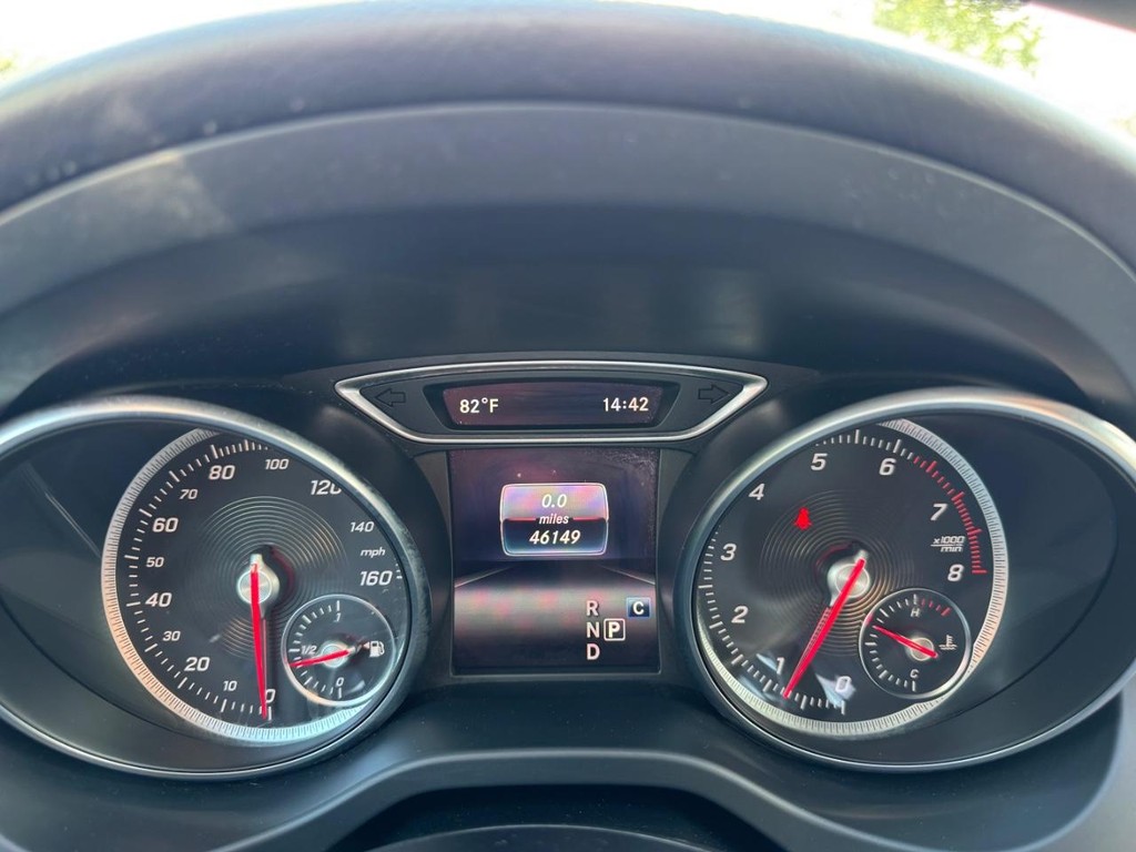 Mercedes-Benz GLA 250 Vehicle Full-screen Gallery Image 21