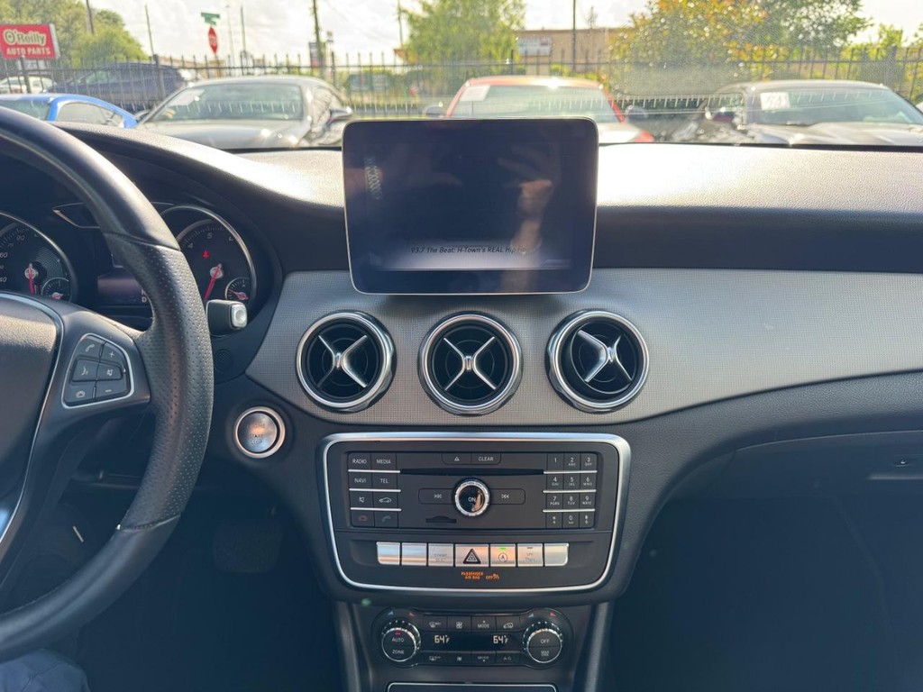 Mercedes-Benz GLA 250 Vehicle Full-screen Gallery Image 22