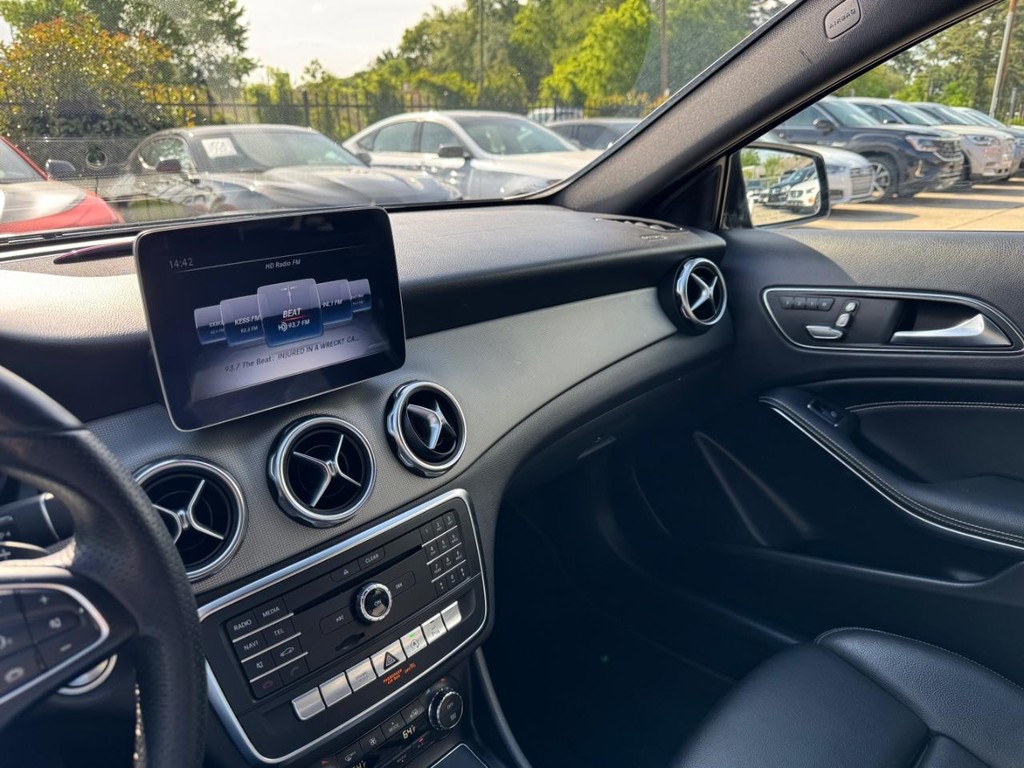 Mercedes-Benz GLA 250 Vehicle Full-screen Gallery Image 24