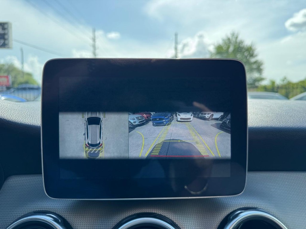 Mercedes-Benz GLA 250 Vehicle Full-screen Gallery Image 25