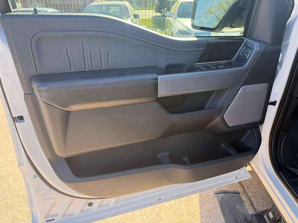 Ford F-150 Vehicle Full-screen Gallery Image 12