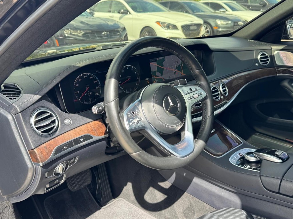 Mercedes-Benz S 450 Vehicle Full-screen Gallery Image 10