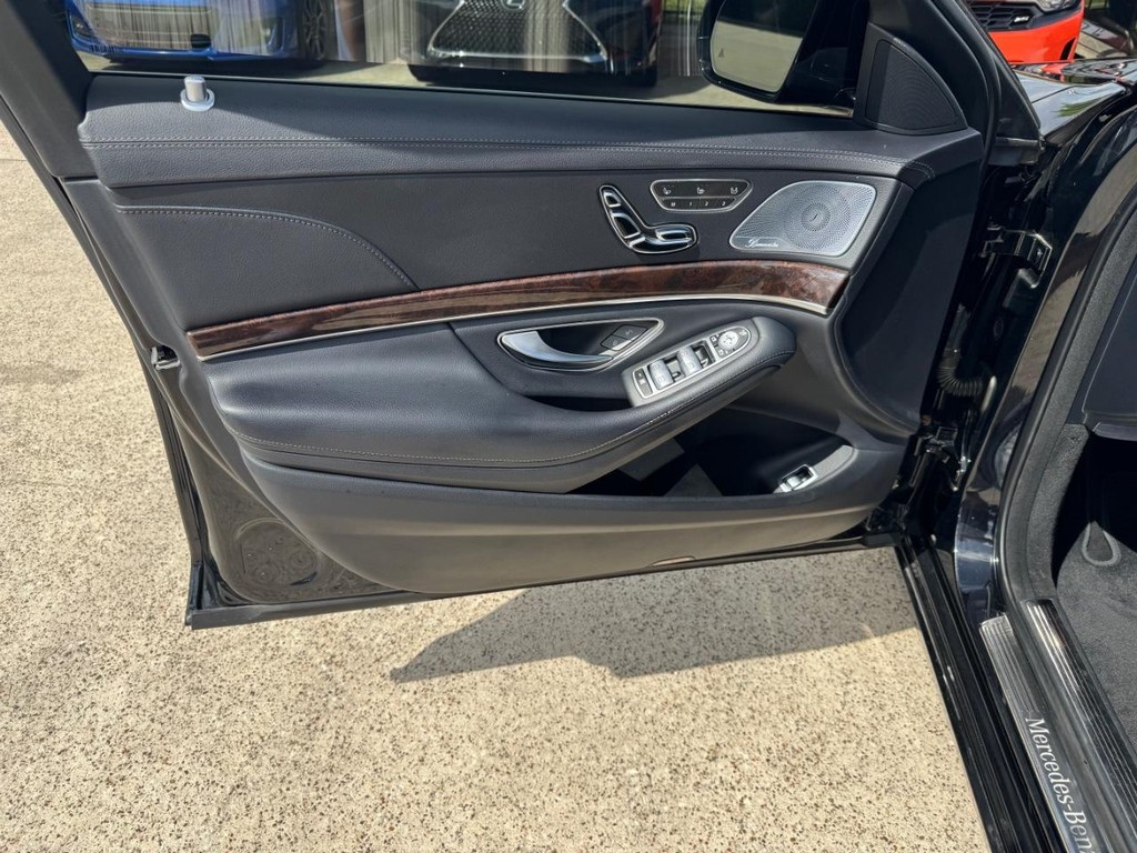 Mercedes-Benz S 450 Vehicle Full-screen Gallery Image 12