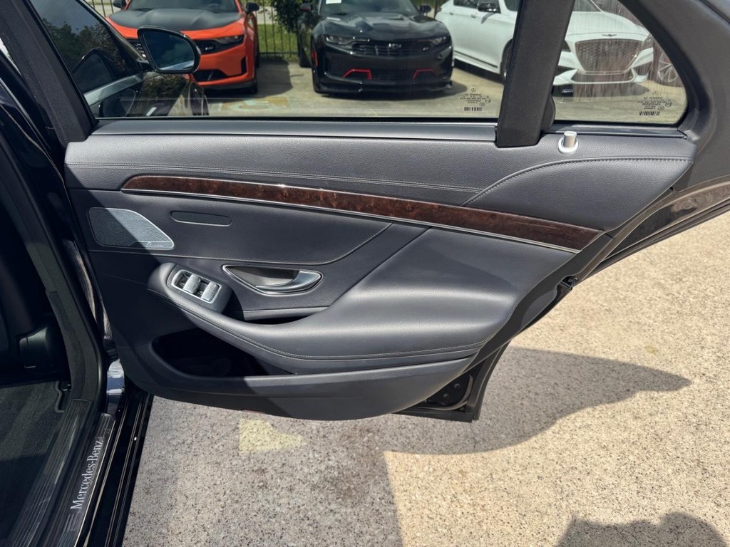 Mercedes-Benz S 450 Vehicle Full-screen Gallery Image 17