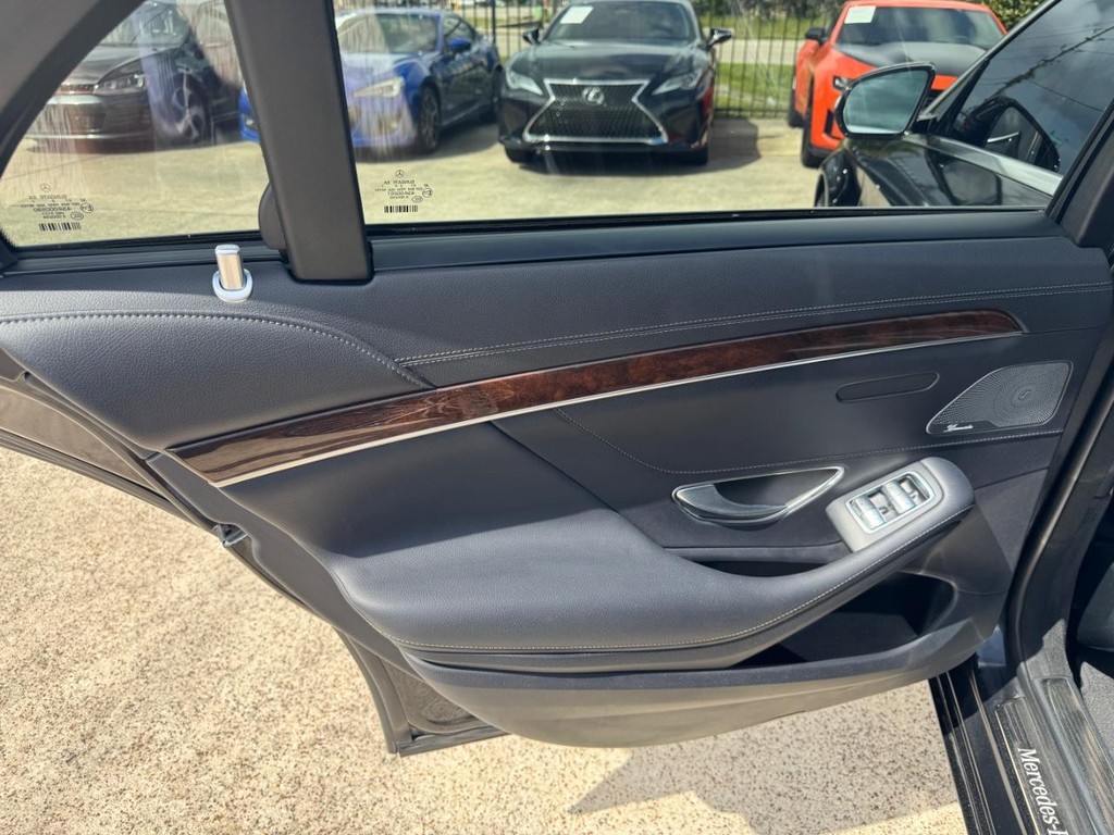 Mercedes-Benz S 450 Vehicle Full-screen Gallery Image 19