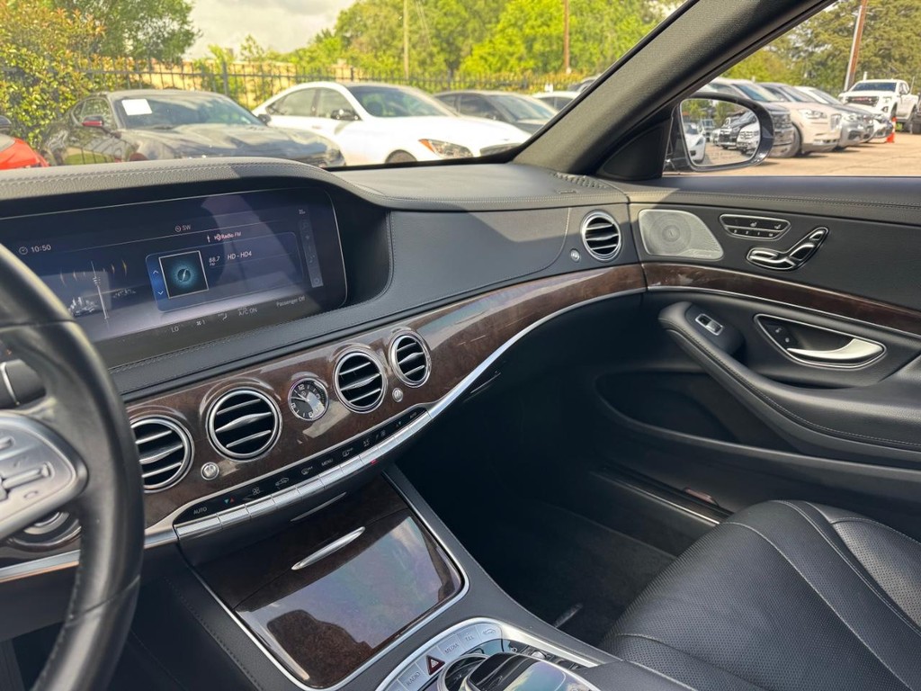 Mercedes-Benz S 450 Vehicle Full-screen Gallery Image 23
