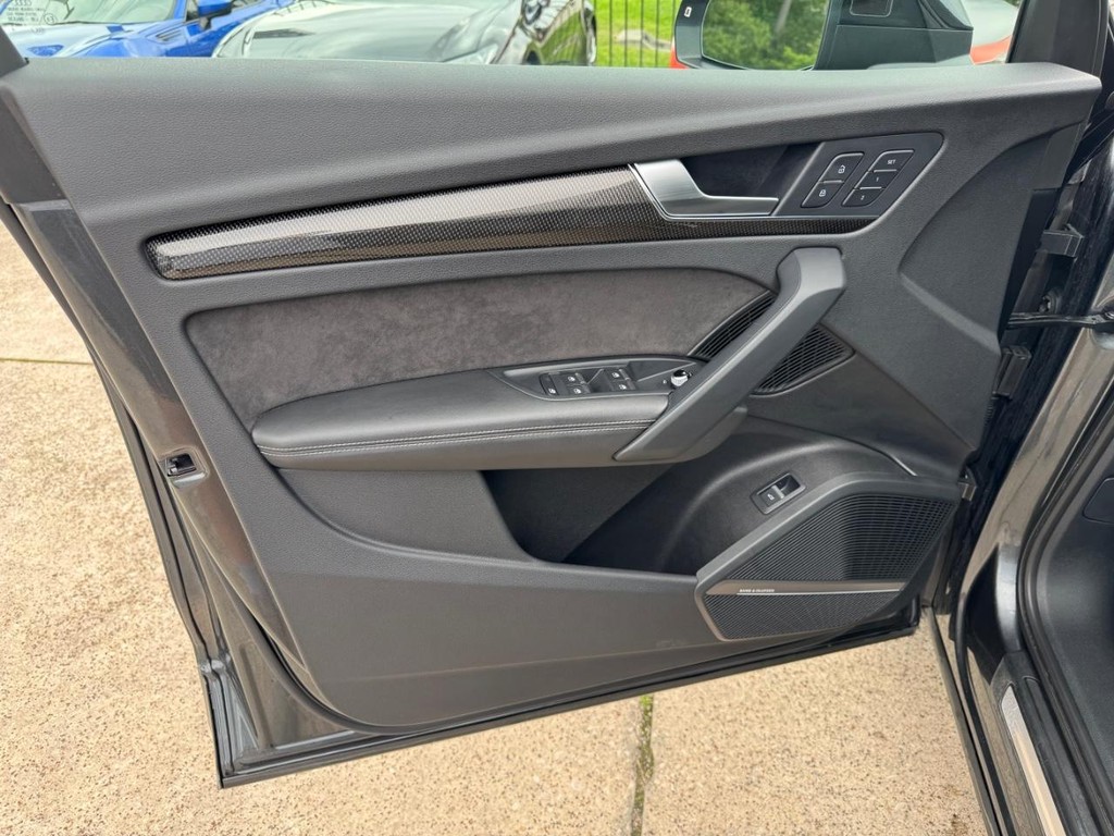 Audi SQ5 Vehicle Full-screen Gallery Image 12