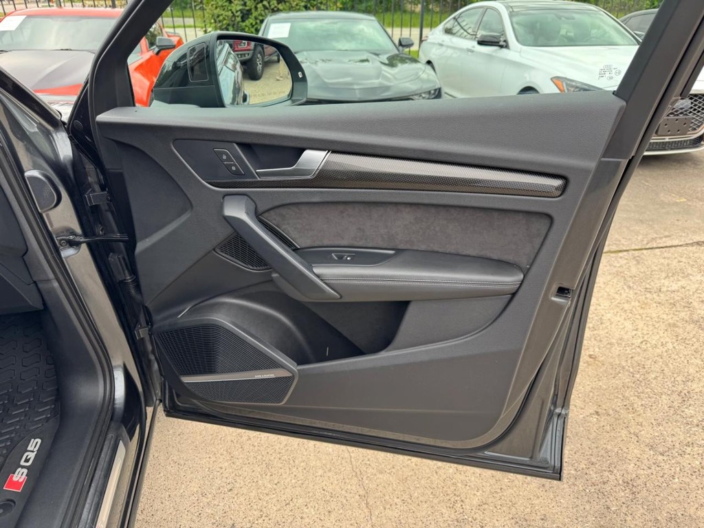 Audi SQ5 Vehicle Full-screen Gallery Image 15