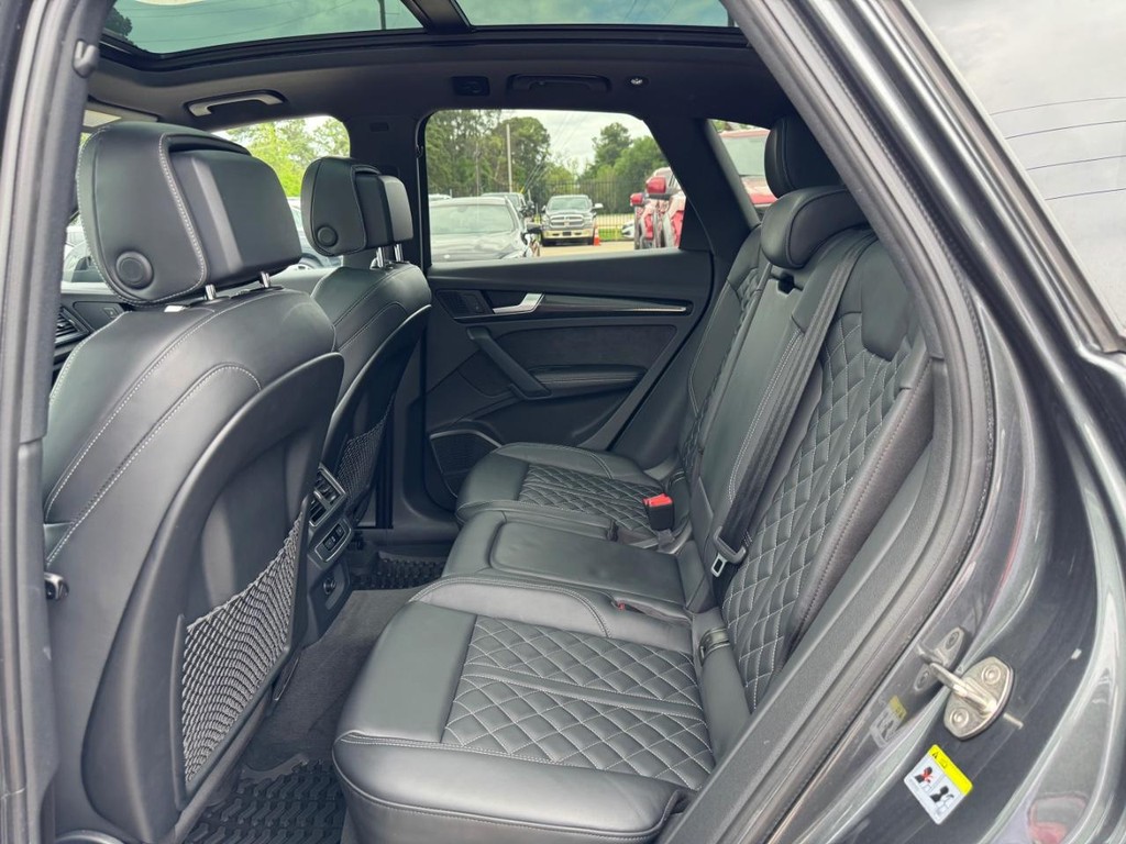 Audi SQ5 Vehicle Full-screen Gallery Image 16