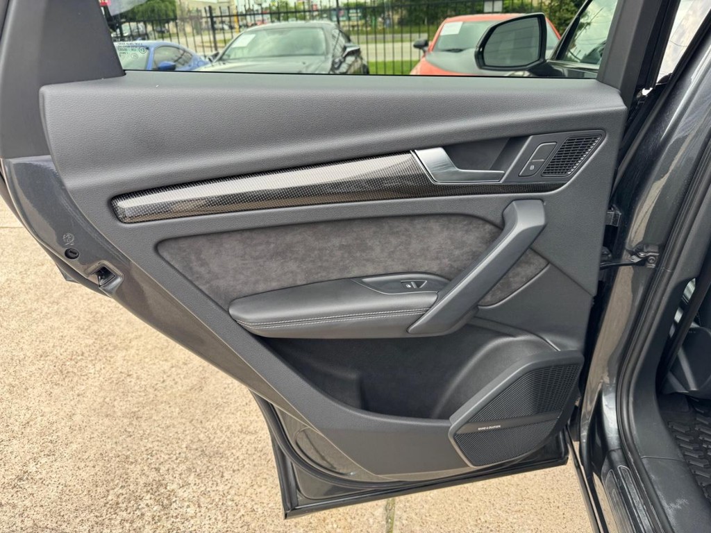 Audi SQ5 Vehicle Full-screen Gallery Image 17