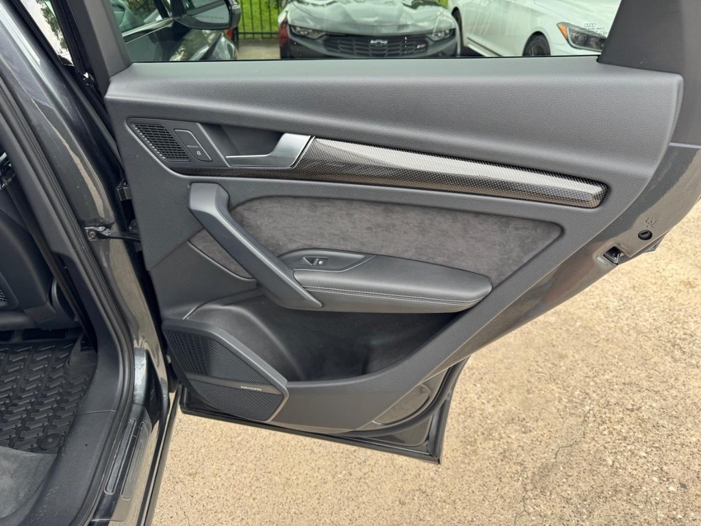 Audi SQ5 Vehicle Full-screen Gallery Image 19