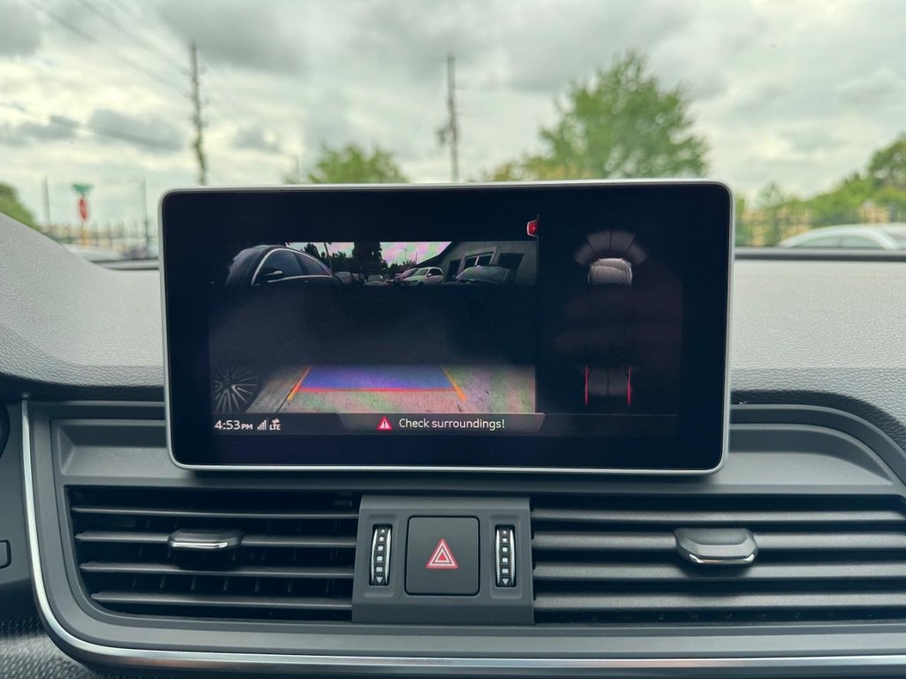 Audi SQ5 Vehicle Full-screen Gallery Image 23