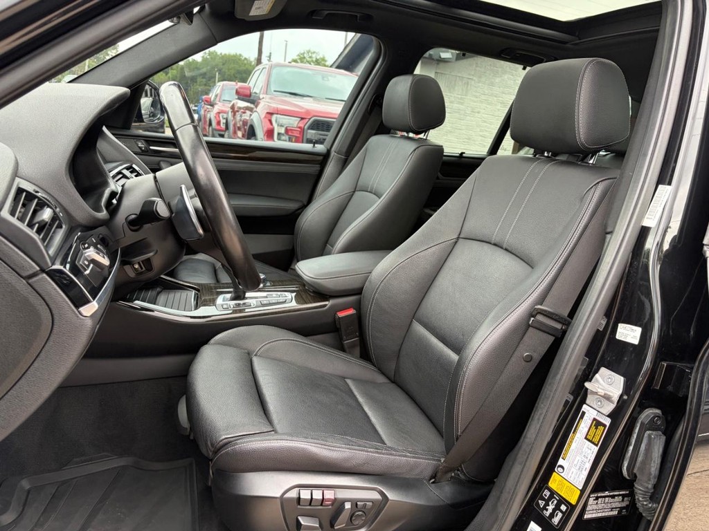 BMW X3 Vehicle Full-screen Gallery Image 11