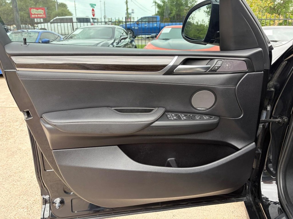 BMW X3 Vehicle Full-screen Gallery Image 12