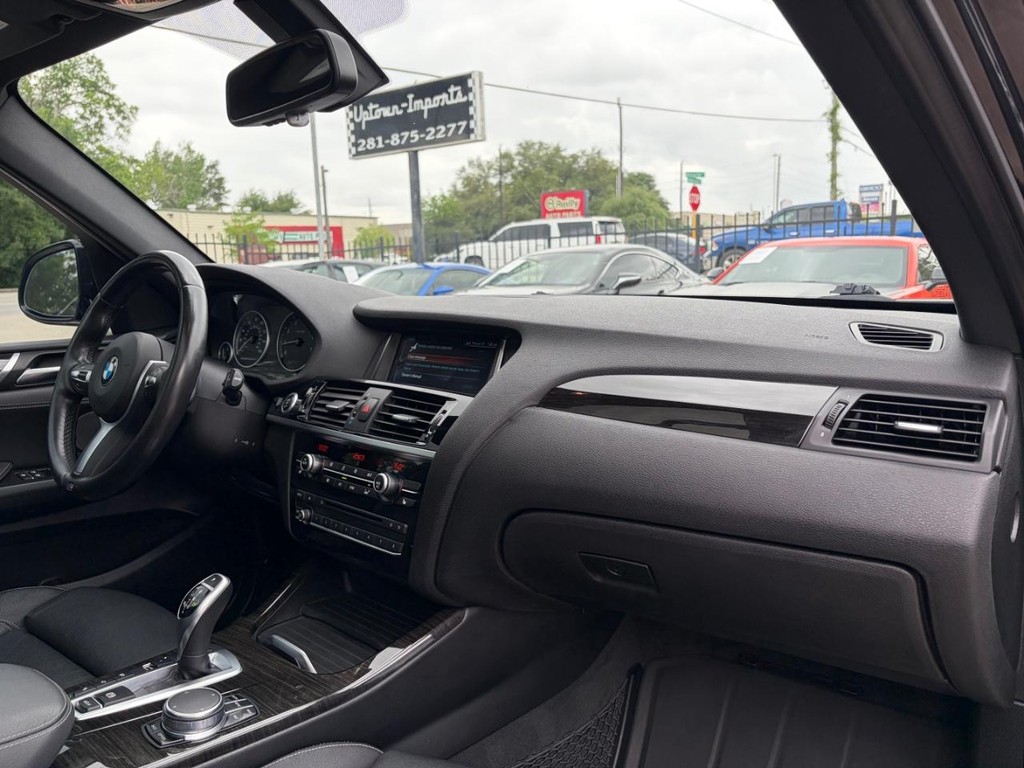 BMW X3 Vehicle Full-screen Gallery Image 13