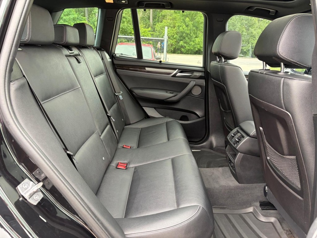 BMW X3 Vehicle Full-screen Gallery Image 16