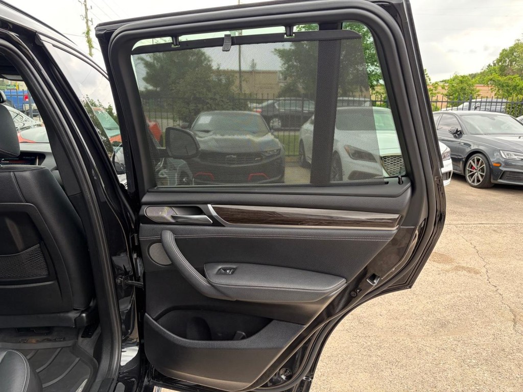 BMW X3 Vehicle Full-screen Gallery Image 17