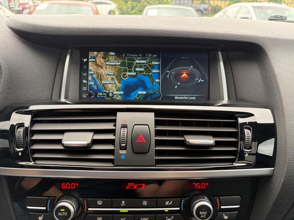 BMW X3 Vehicle Full-screen Gallery Image 23