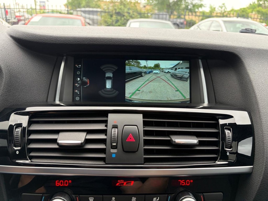 BMW X3 Vehicle Full-screen Gallery Image 24