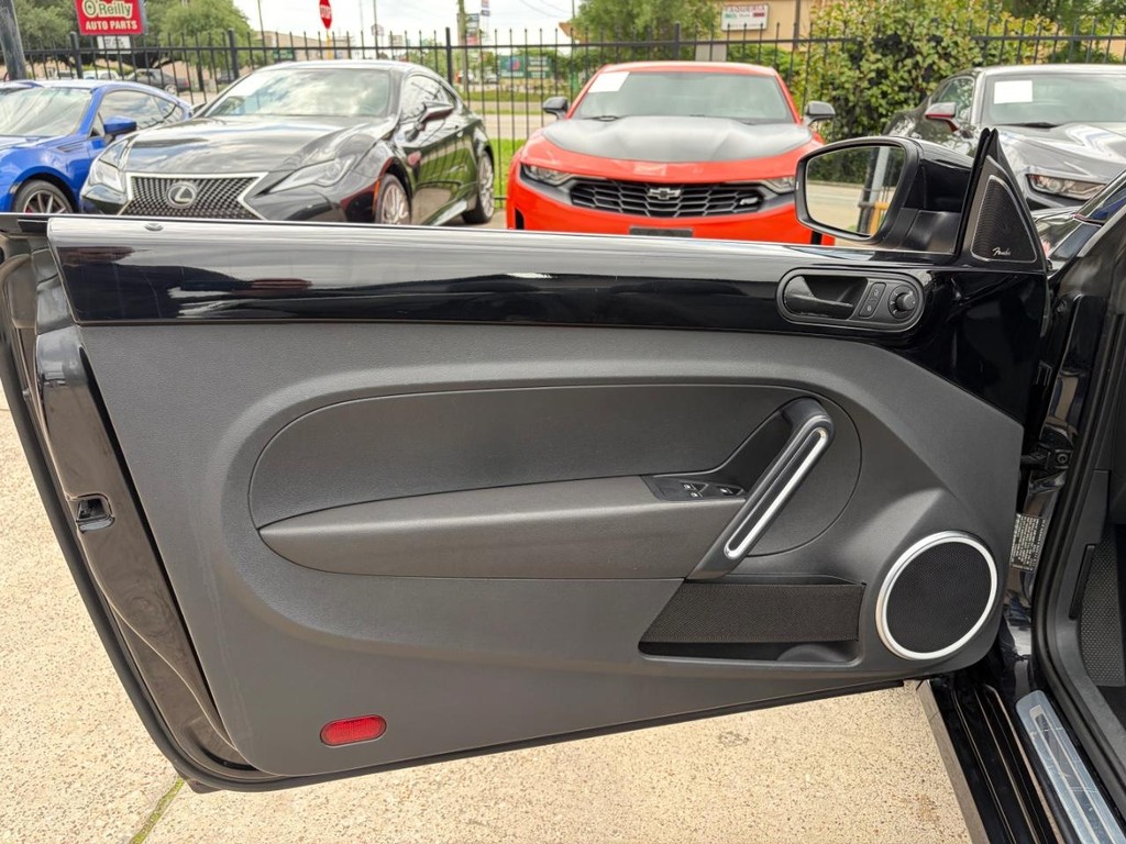 Volkswagen Beetle Convertible Vehicle Full-screen Gallery Image 15