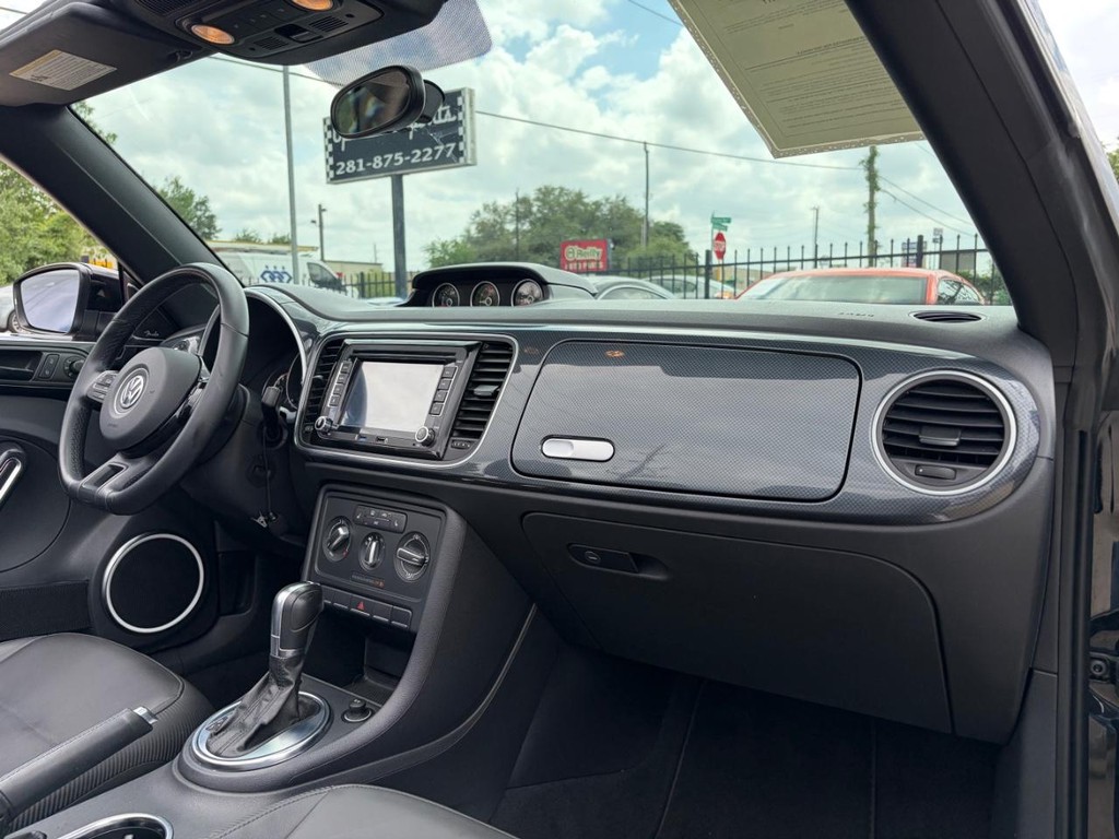 Volkswagen Beetle Convertible Vehicle Full-screen Gallery Image 16