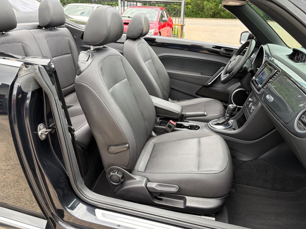 Volkswagen Beetle Convertible Vehicle Full-screen Gallery Image 17