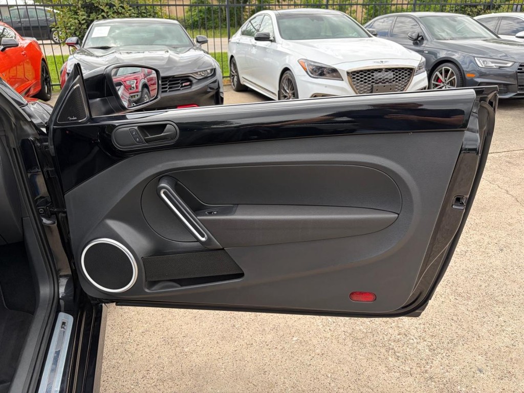 Volkswagen Beetle Convertible Vehicle Full-screen Gallery Image 18