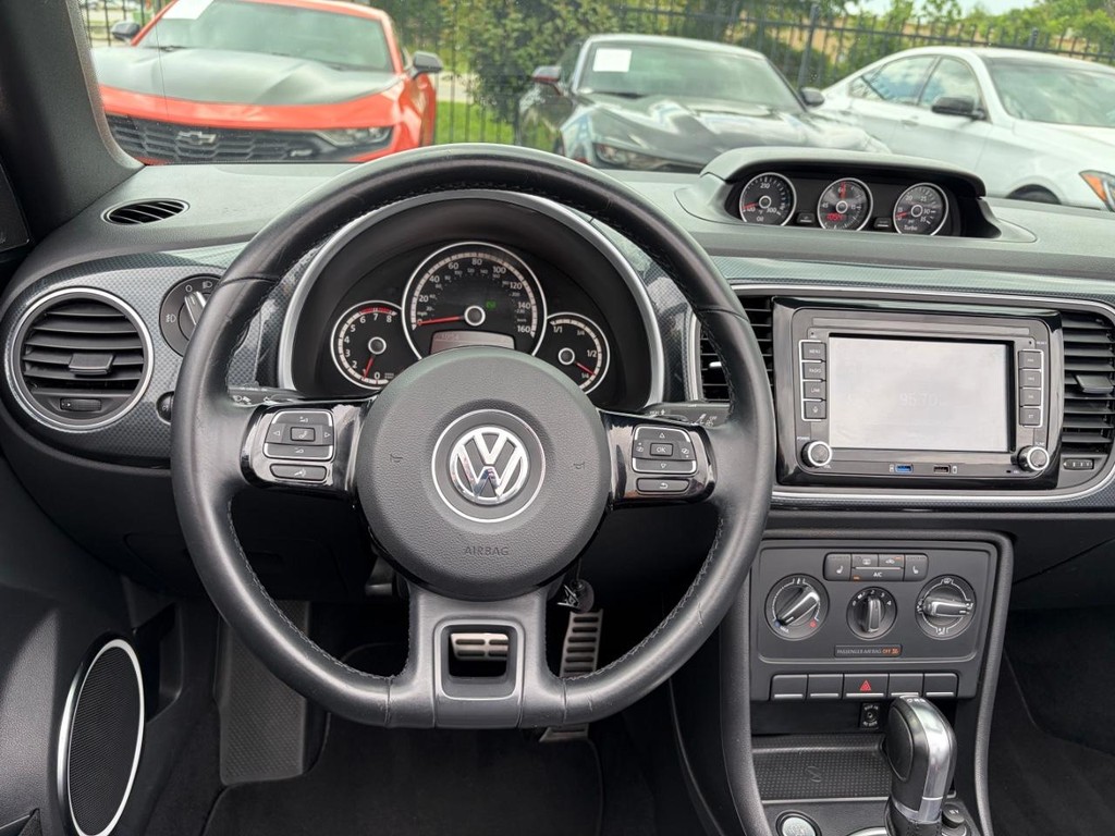 Volkswagen Beetle Convertible Vehicle Full-screen Gallery Image 20