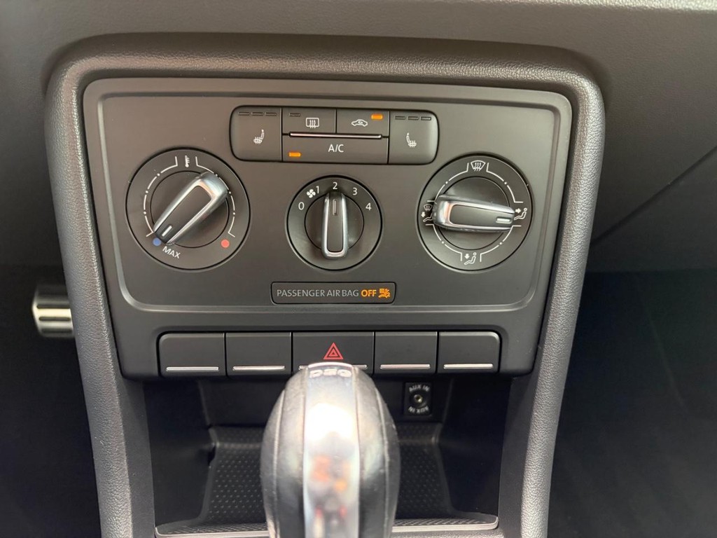 Volkswagen Beetle Convertible Vehicle Full-screen Gallery Image 23