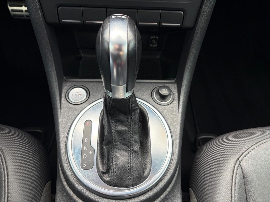 Volkswagen Beetle Convertible Vehicle Full-screen Gallery Image 24