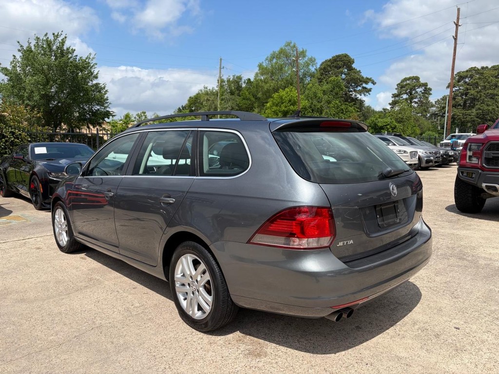 Volkswagen Jetta SportWagen Vehicle Full-screen Gallery Image 08