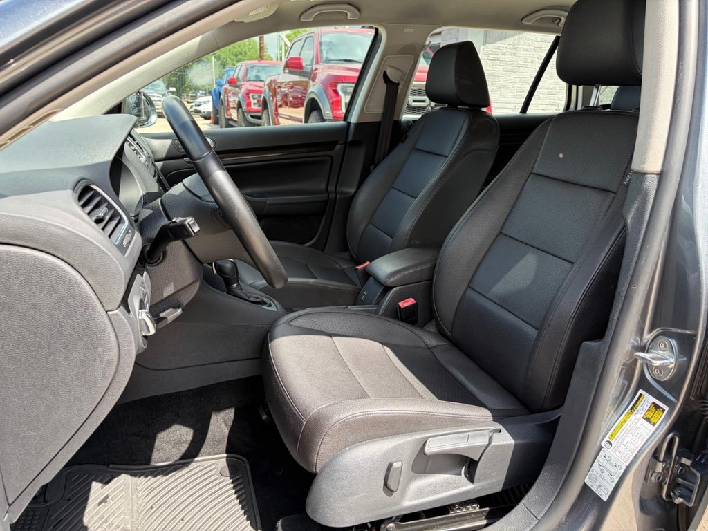 Volkswagen Jetta SportWagen Vehicle Full-screen Gallery Image 11