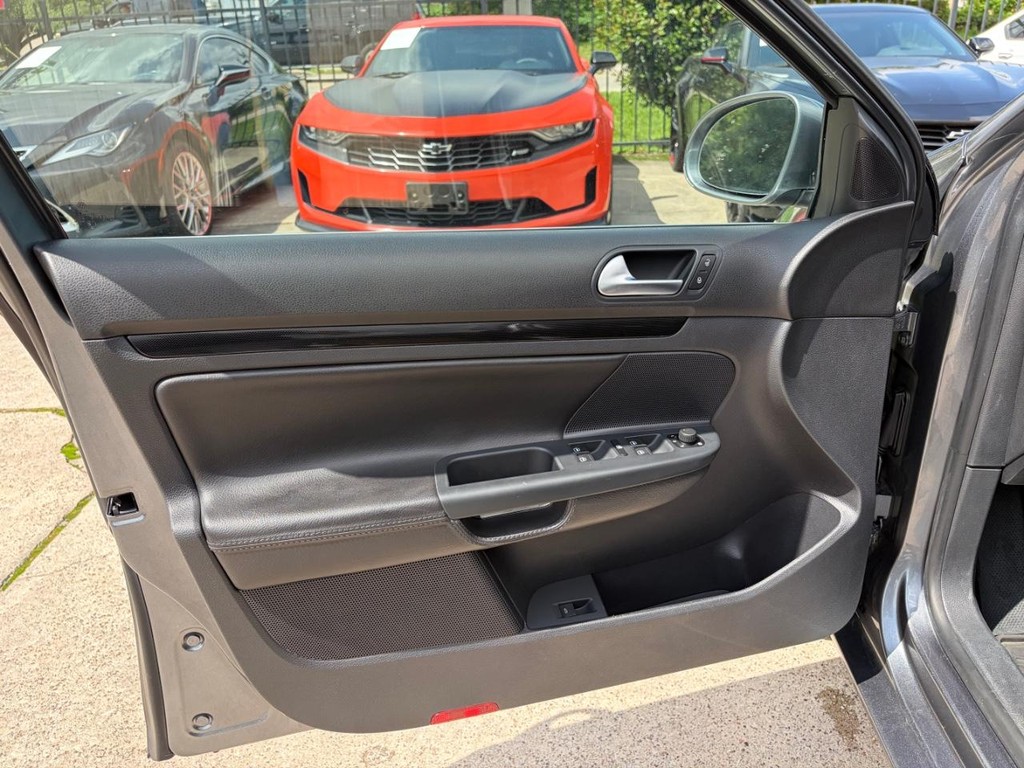 Volkswagen Jetta SportWagen Vehicle Full-screen Gallery Image 12