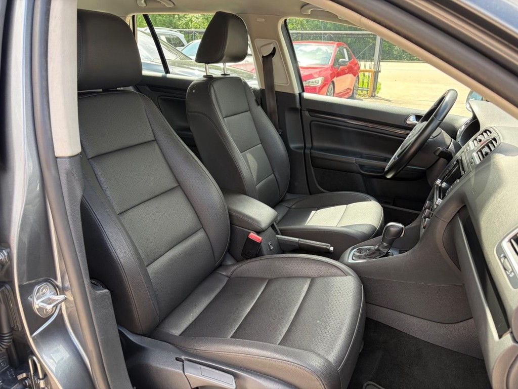 Volkswagen Jetta SportWagen Vehicle Full-screen Gallery Image 14