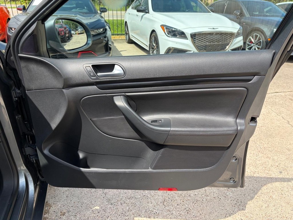 Volkswagen Jetta SportWagen Vehicle Full-screen Gallery Image 15