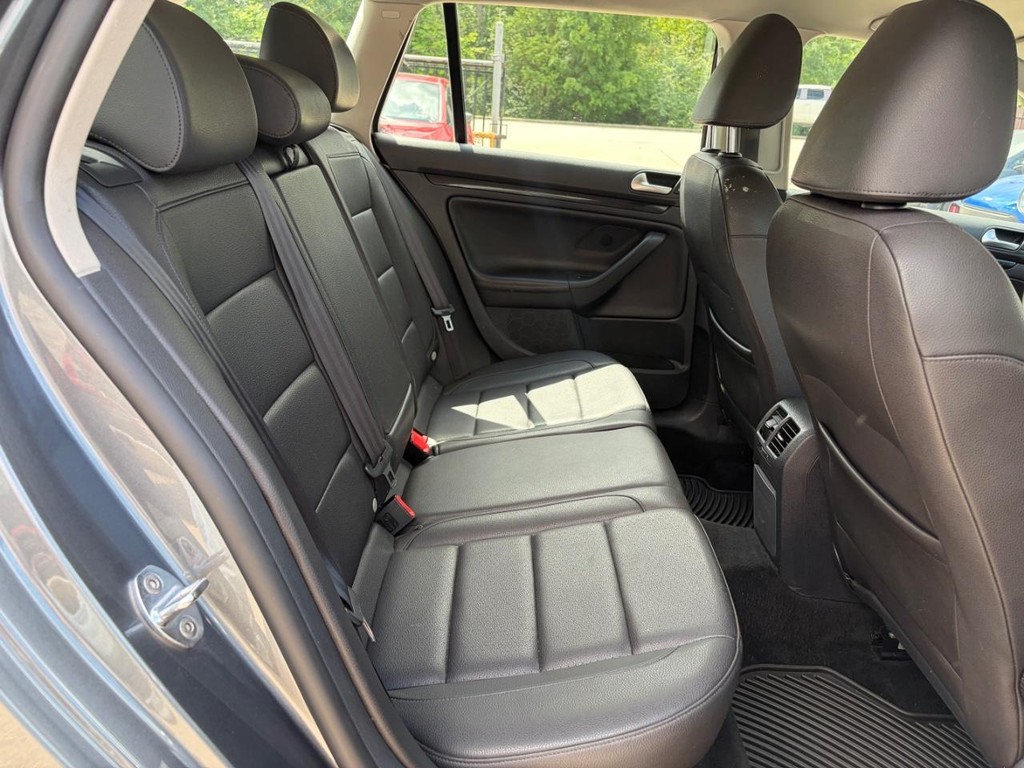 Volkswagen Jetta SportWagen Vehicle Full-screen Gallery Image 16