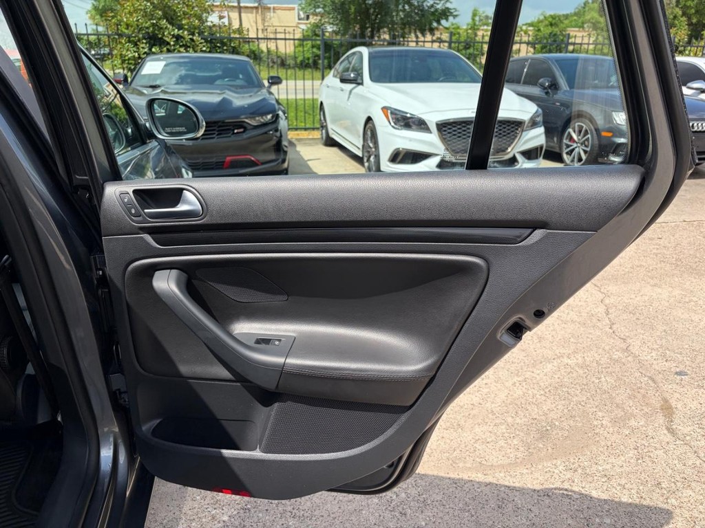 Volkswagen Jetta SportWagen Vehicle Full-screen Gallery Image 17