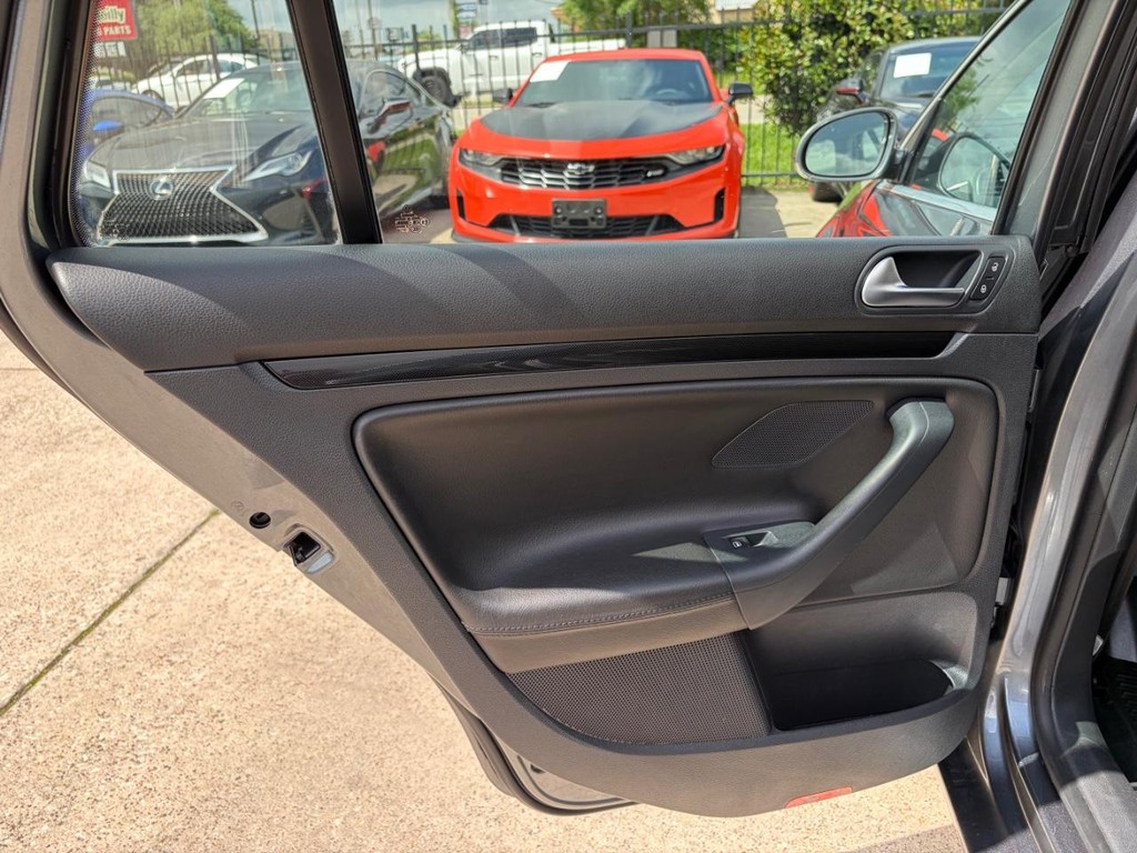 Volkswagen Jetta SportWagen Vehicle Full-screen Gallery Image 19