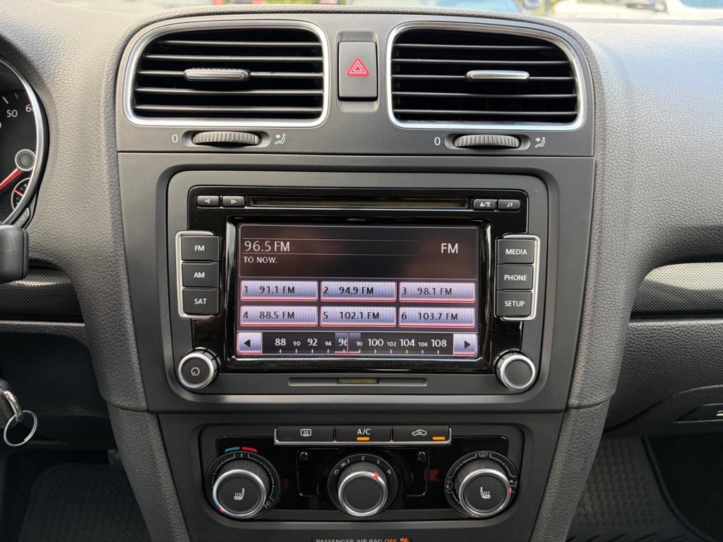 Volkswagen Jetta SportWagen Vehicle Full-screen Gallery Image 23