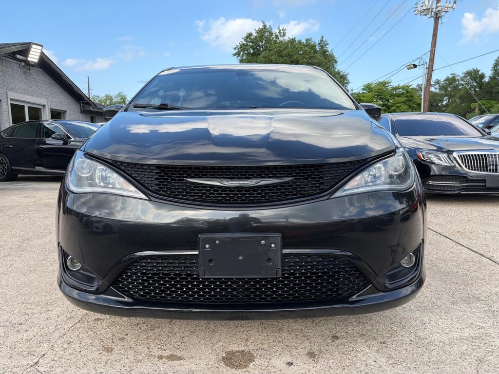 Chrysler Pacifica Vehicle Full-screen Gallery Image 02