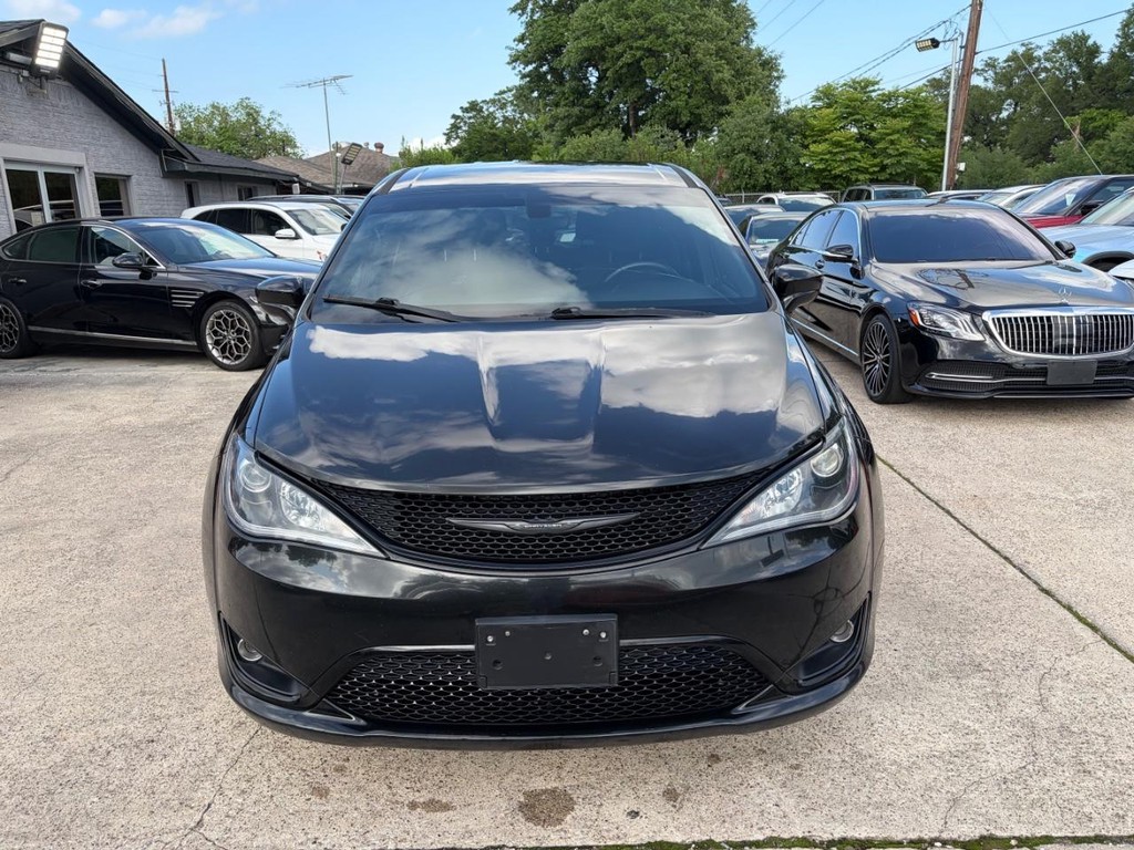 Chrysler Pacifica Vehicle Full-screen Gallery Image 03