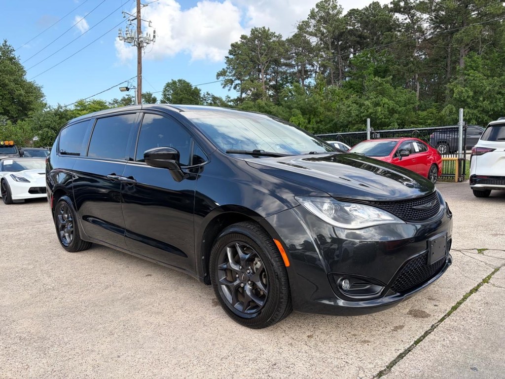 Chrysler Pacifica Vehicle Full-screen Gallery Image 04